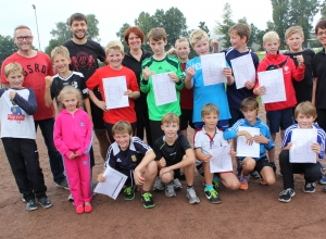 Mit Spielervater Uwe Wermers, HF-Trainer Stefan Heming sowie den Sportabzeichen-Abnehmerinnen des SCR, Andrea Lehmkuhl und Kerstin Börger (Erwachsene, v.l.) wagen sich die D-Jugendlichen der Handballfreunde und ein paar kleine Gäste ans Sportabzeichen. Foto: hri