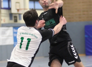 Tim Wienkamp (r.) steuerte vier Treffer für die Handballfreunde zum 38:31-Heimsieg gegen Westfalia Kinderhaus bei. (Foto: Heidrun Riese)