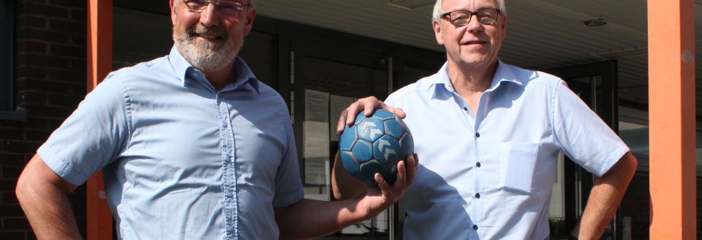 Vor einem Jahr übergab Andreas Krumschmidt (r.) den Vorsitz der Handballfreunde an Markus Wiening. Nun wurde der "Chef" in das Amt des Ehrenvorsitzenden des Vereins eingeführt. (Foto: Heidrun Riese)