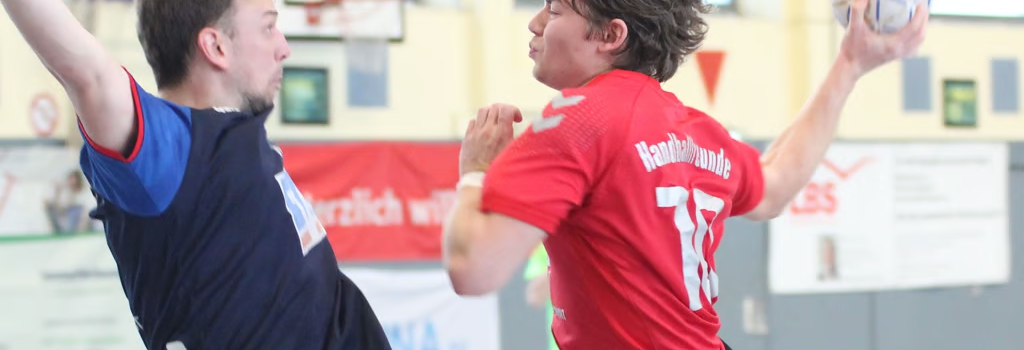  Moritz König und die Handballfreunde leisteten sich in  einer umkämpften Begegnung viele Fehlwürfe. Foto: hri