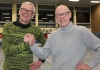 Der Vereinsvorsitzende Andreas Krumschmidt (rechts, hier mit Cheftrainer Martin Halfmann bei dessen Vertragsverlängerung) hat viel Grund zum Lächeln, die Handballfreunde sind bestens aufgestellt. (Foto: Heidrun Riese)