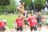 Marcel Peters (Handballfreunde) bei einem spektakulären Sprungwurf. Nicht nur aus sportlicher Sicht ist der Beachcup einen Besuch wert: Für alle, die sich ein bisschen Strand-Feeling gönnen möchten, lohnt sich ein Gang an die Ems. (Foto: Heidrun Riese)