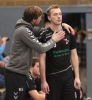 Trainer Michael Stork (l.) gibt Rückraumspieler Marcel Bosse Anweisungen. (Foto: Heidrun Riese)