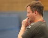 Alles Grübeln half 05-Trainer Andy Storkebaum nicht - der Schiedsrichter hatte den Handballfreunden ihre wichtigste Waffe Tempospiel genommen. (Foto: Heidrun Riese)