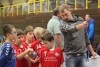 Marcel Bosse, Spieler in der zweiten Herrenmannschaft der Handballfreunde, erklärt dem Nachwuchs eine der sechs Übungen beim Vielseitigkeitsturnier. (Foto: Heidrun Riese)